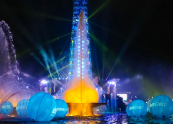 Torre de TV se transforma na maior árvore natalina do Brasil