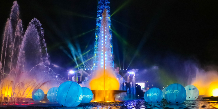 Torre de TV se transforma na maior árvore natalina do Brasil