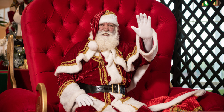 Taguatinga Shopping recebe crianças com autismo e outras necessidades especiais para um encontro com o Noel