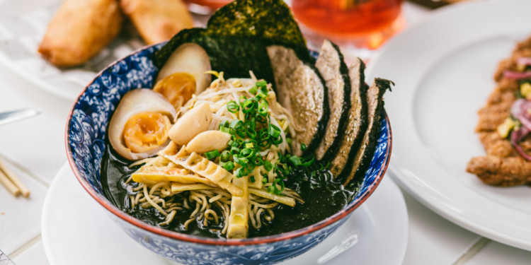 Chef William Chen Yen apresenta menu do recém-inaugurado Bar 2gather no Pontão