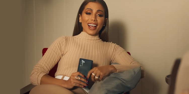 Anitta vira terapeuta em paródia na nova campanha da Claro
