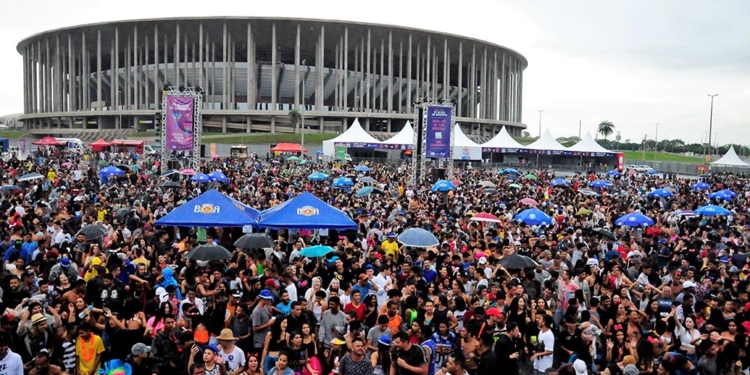 Carnaval de Brasília atrai turistas de blocos de rua com valores acessíveis para hospedagens