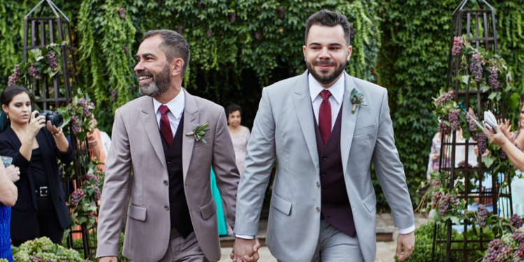 César Serra e Dionathan Santos se casam ladeados de parreiras na Serra Gaúcha