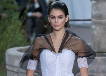 Chanel desfila Alta-Costura em cenário louvável onde Gabrielle cresceu