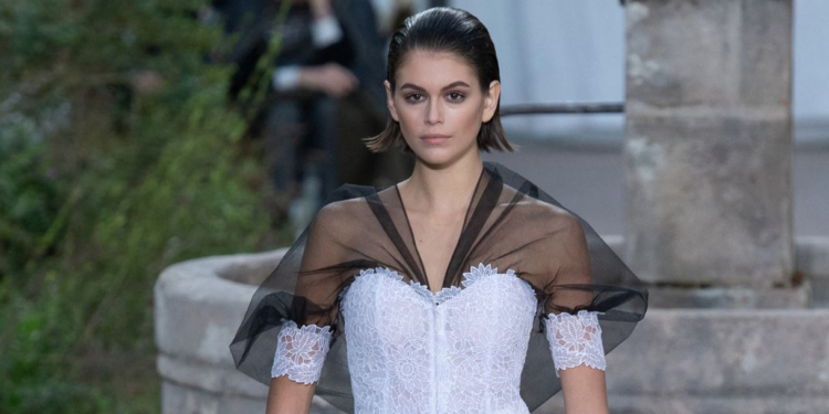 Chanel desfila Alta-Costura em cenário louvável onde Gabrielle cresceu