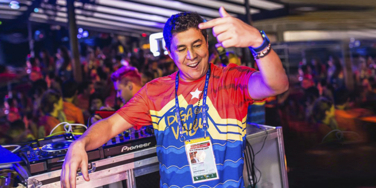 Diogenes Queiroz, um dos sócios do Camarote Allegria, apresenta a edição 2020 na Sapucaí