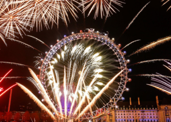 O mundo celebra 2020 com espetáculo de fogos pelos continentes