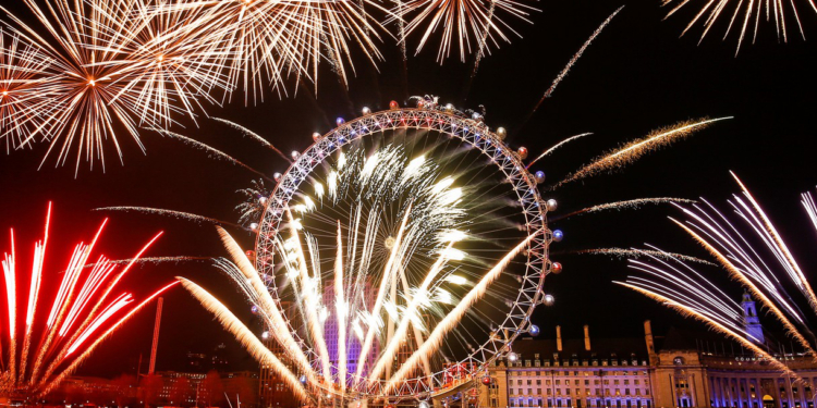 O mundo celebra 2020 com espetáculo de fogos pelos continentes