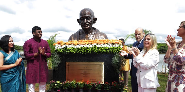 Brasília ganha busto em homenagem a Mahatma Gandhi