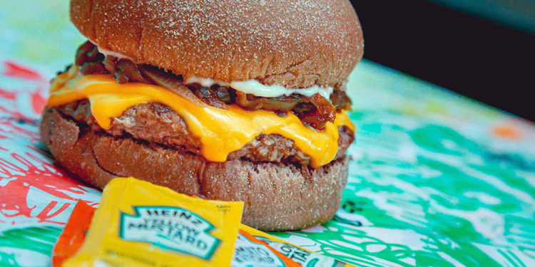 Grupo Geléia inaugura Tá Doido Burger com sanduíche artesanal a R$10