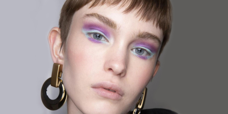 HOT TREND: a combinação de duas cores incomuns é tendência na maquiagem