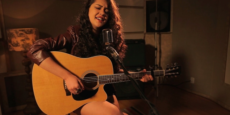 Nathália Cavalcante faz show gratuito no Pontão