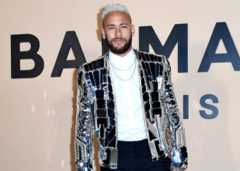 POLÊMICO: Neymar assiste ao desfile da Balmain em Paris com jaqueta espelhada da label