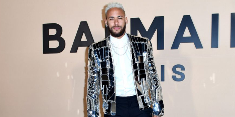 POLÊMICO: Neymar assiste ao desfile da Balmain em Paris com jaqueta espelhada da label