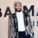POLÊMICO: Neymar assiste ao desfile da Balmain em Paris com jaqueta espelhada da label