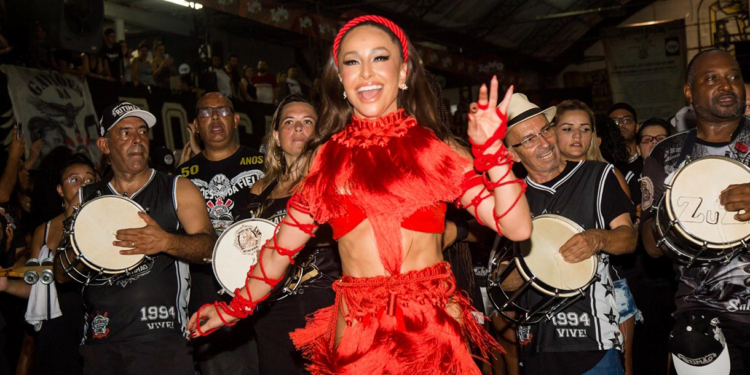 Sabrina Sato ensaia na quadra da Gaviões da Fiel com look cavado e shape sarado