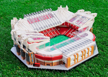 Lego cria peça do icônico estádio do Manchester United