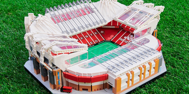 Lego cria peça do icônico estádio do Manchester United