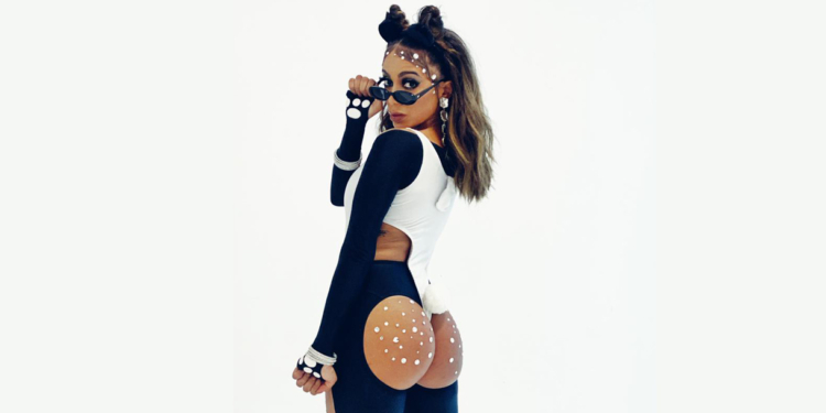 Anitta veste Colcci no ensaio de bloco em Salvador