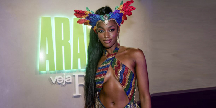 Camarote da Arara estreia com famosos e gente bonita na Sapucaí