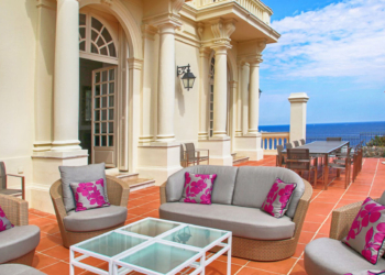 Mansão de Karl Lagerfeld na Riviera Francesa, com vista para Mônaco, está disponível para alugar