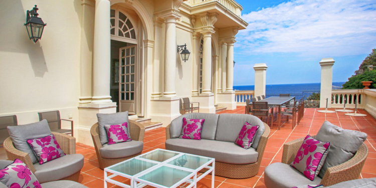 Mansão de Karl Lagerfeld na Riviera Francesa, com vista para Mônaco, está disponível para alugar