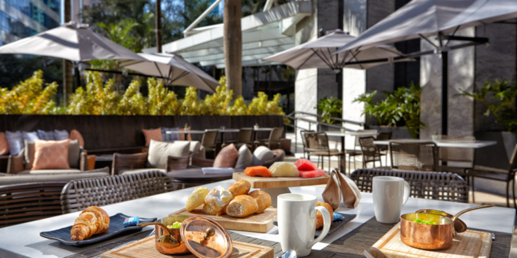 Hilton São Paulo Morumbi começa a oferecer estação de Poke no Brunch do Armazem Morumbi