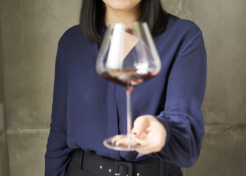 Sommelière Ana Clara Carvalho, do ‘A Mano Restaurante, indica vinhos e espumantes para comemorar o Mês da Mulher