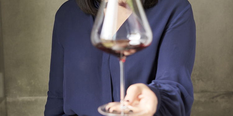 Sommelière Ana Clara Carvalho, do ‘A Mano Restaurante, indica vinhos e espumantes para comemorar o Mês da Mulher