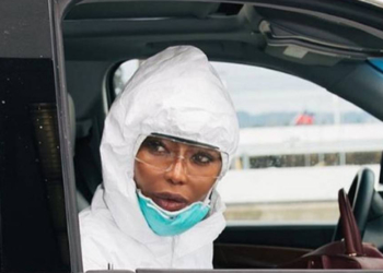 Medidas extremas: Naomi Campbell se previne e ensina os cuidados contra o coronavírus
