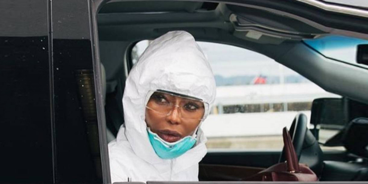 Medidas extremas: Naomi Campbell se previne e ensina os cuidados contra o coronavírus