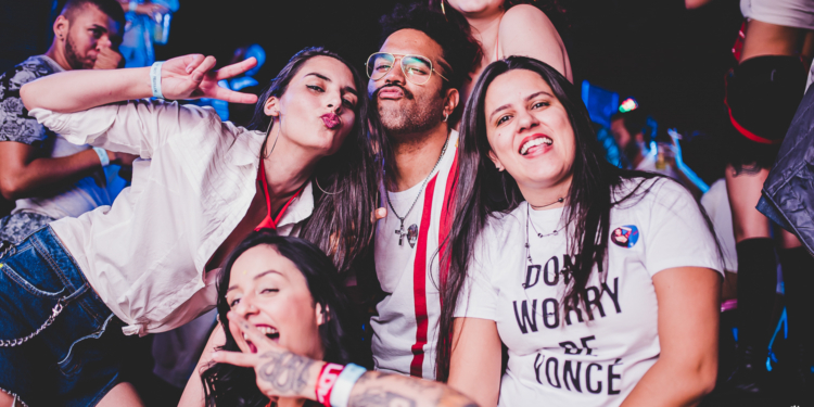 4ª edição da Festa Throwback reúne sucessos nostálgicos do grupo RBD