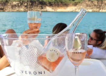 Veroni destina parte das vendas para compra de artigos de higiene pessoal e medicamentos para idosos de Brasília