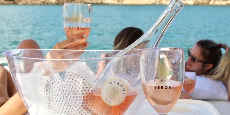 Veroni destina parte das vendas para compra de artigos de higiene pessoal e medicamentos para idosos de Brasília