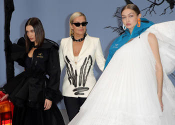 Tal mãe tal filhas: Yolanda Hadid desfila para Off-White junto com Bella e Gigi