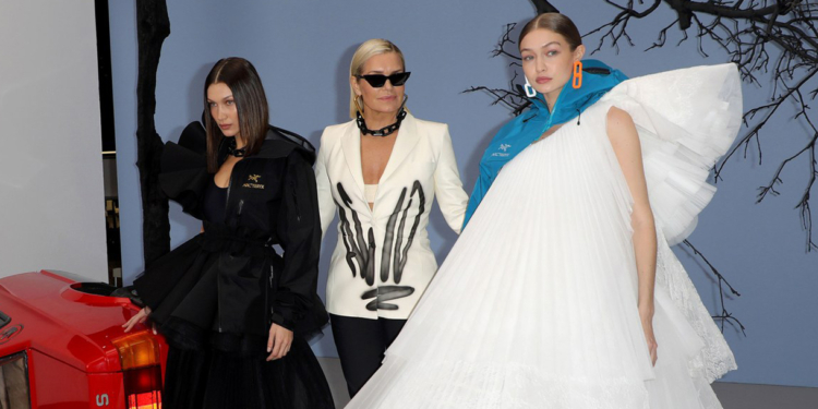 Tal mãe tal filhas: Yolanda Hadid desfila para Off-White junto com Bella e Gigi