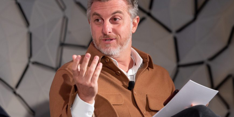 Coronavírus: Luciano Huck vai doar R$ 100 mil por semana para projetos sociais