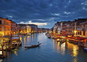 Canais de Veneza aparecem limpos pela primeira vez em anos