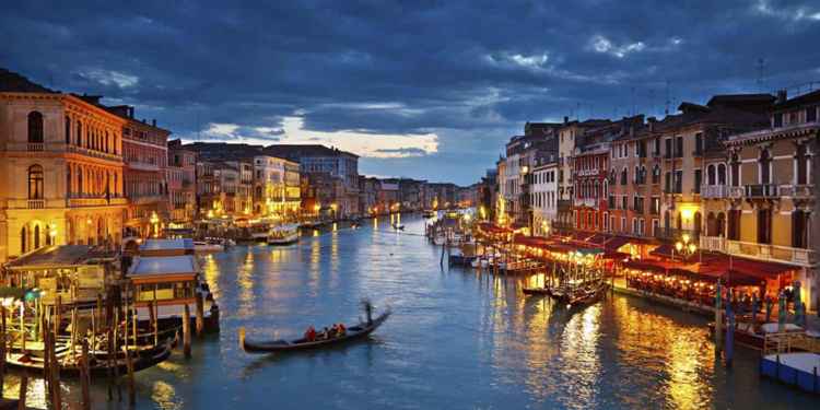 Canais de Veneza aparecem limpos pela primeira vez em anos