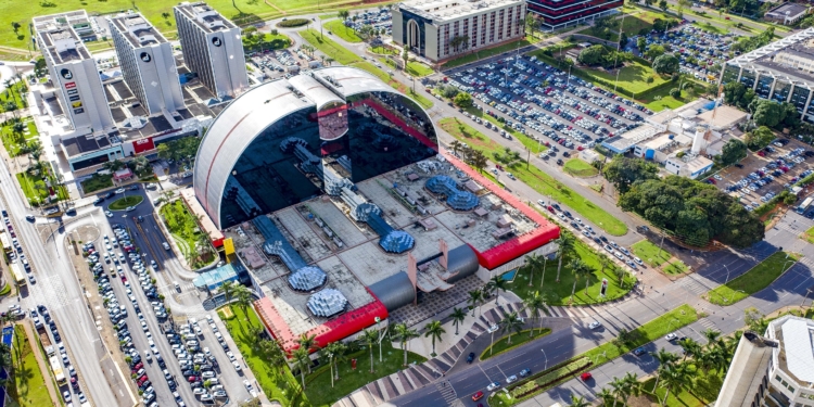Brasília Shopping completa 23 anos no aniversário de Brasília e conta para Juscelino Kubitschek como a capital está em 2020