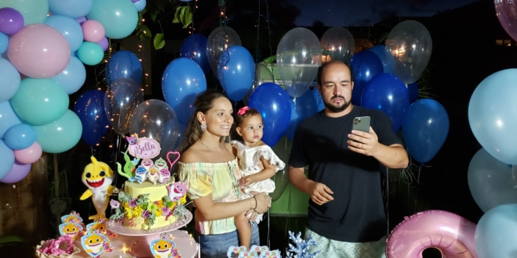 Online: casal Petrarca comemora aniversário da filha Bella através de uma live