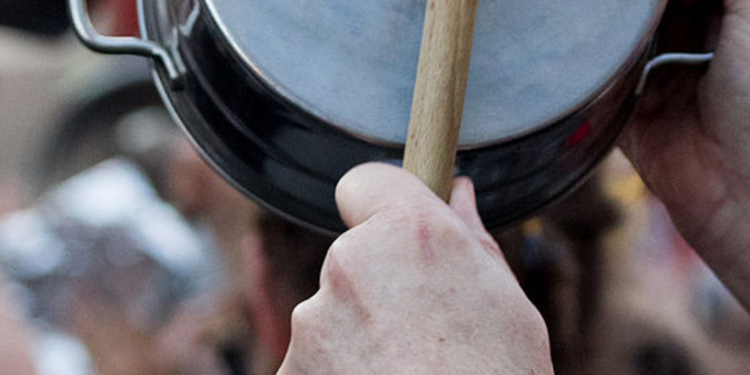 Demissão de Mandetta provoca panelaço e gritos de ‘Fora Bolsonaro’ em Brasília e outras capitais
