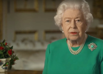 “Tempos de guerra.” Rainha Elizabeth fez pronunciamento televisivo e pediu aos britânicos que permaneçam em suas casas