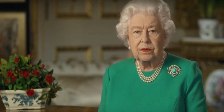 “Tempos de guerra.” Rainha Elizabeth fez pronunciamento televisivo e pediu aos britânicos que permaneçam em suas casas