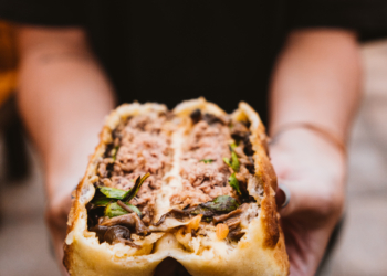 Wine Garden lança hambúrgueres e quatro sabores de pizzas no menu delivery