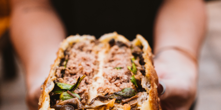 Wine Garden lança hambúrgueres e quatro sabores de pizzas no menu delivery