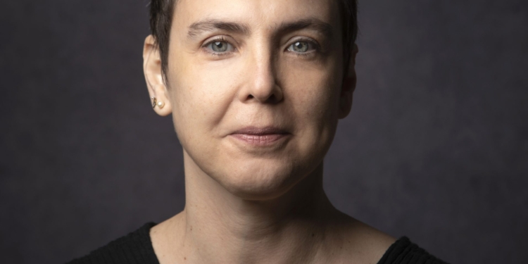 Adriana Calcanhoto se une à ação solidária apresentando novo disco “Só”