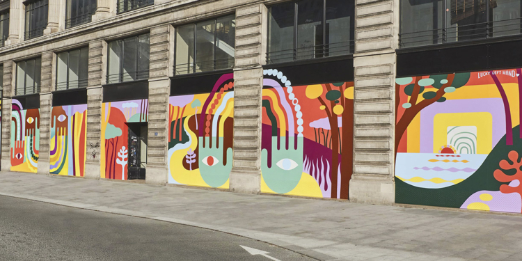 Artista pinta fachada da sede da Louis Vuitton com intervenção colorida