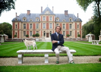 Valentino Garavani completa 88 anos em seu château do século 17 na França