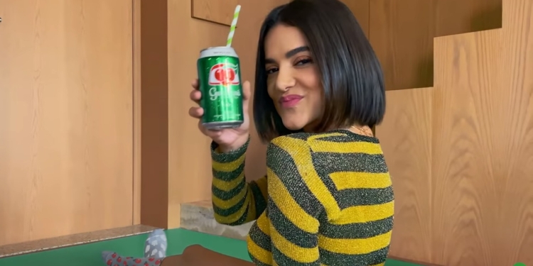 Guaraná Antarctica faz releitura pop de campanha icônica da década de 1990 com Manu Gavassi